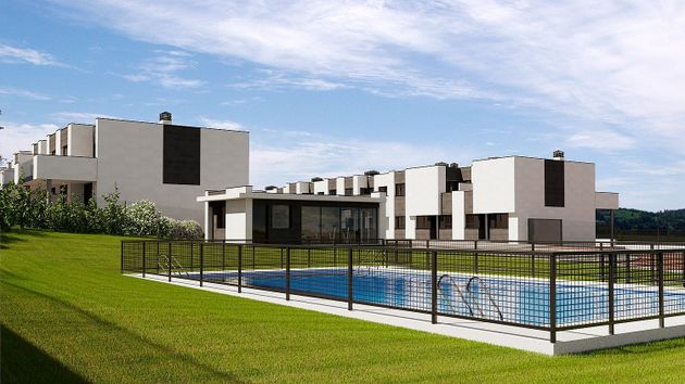 Foto 1 de Casa nova en venda a avenida Del Pozo Esquina de Los Arenales de 3 habitacions amb piscina i jardí