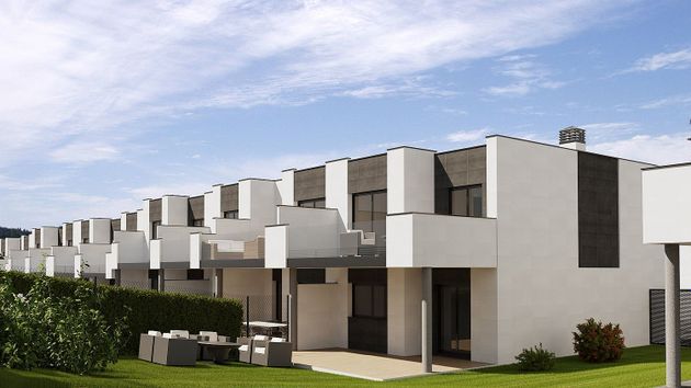 Foto 2 de Casa nova en venda a avenida Del Pozo Esquina de Los Arenales de 3 habitacions amb piscina i jardí