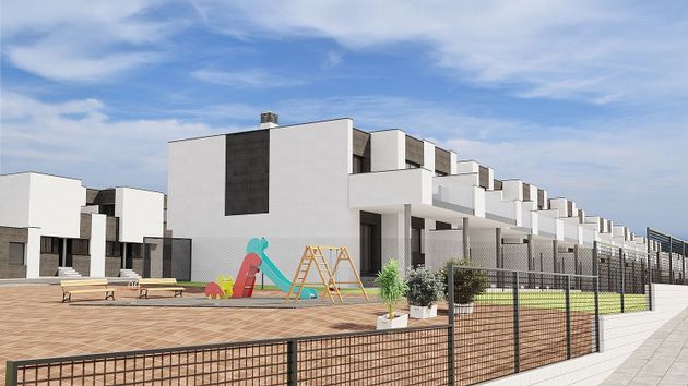 Foto 1 de Casa nova en venda a avenida Del Pozo Esquina de Los Arenales de 4 habitacions amb piscina i jardí