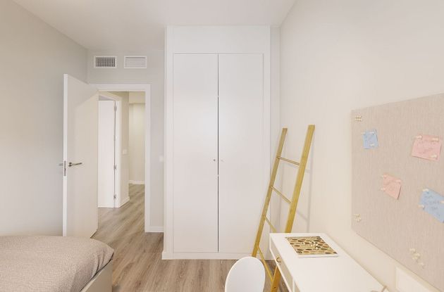 Foto 2 de Piso nuevo en alquiler en calle Casiodoro de Reina de 3 habitaciones con aire acondicionado y ascensor