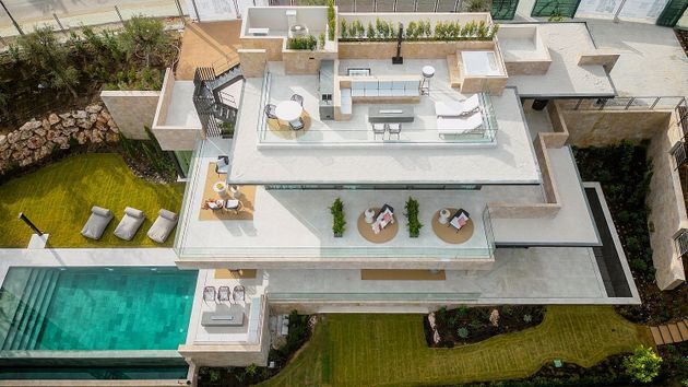 Foto 2 de Casa nova en venda a calle Osa Mayor de 6 habitacions amb piscina i jardí