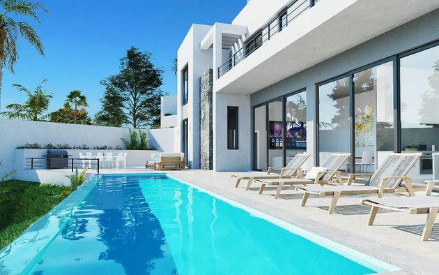 Foto 1 de Casa nova en venda a calle Geranios de 4 habitacions amb piscina i jardí