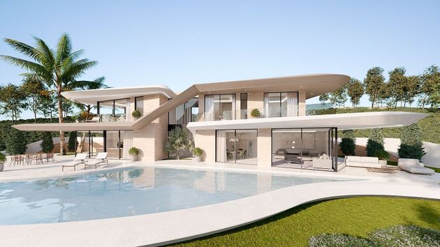 Foto 2 de Casa nova en venda a calle Leonardo Da Vincci de 4 habitacions amb piscina i jardí
