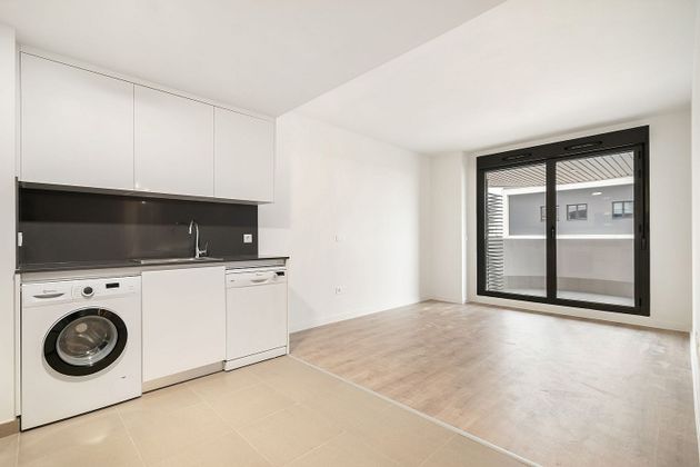 Foto 2 de Alquiler de piso nuevo en calle Maria Pita de 2 habitaciones con piscina y aire acondicionado