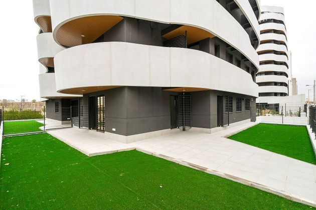 Foto 2 de Alquiler de piso nuevo en calle Maria Pita de 3 habitaciones con piscina y jardín