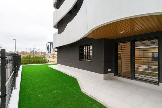 Foto 1 de Alquiler de piso nuevo en calle Maria Pita de 2 habitaciones con piscina y jardín