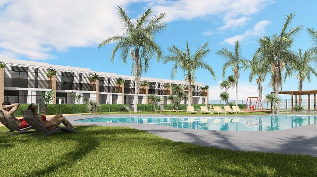 Foto 1 de Casa nova en venda a calle Almanzor de 4 habitacions amb piscina i jardí