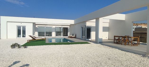 Foto 2 de Venta de casa nueva en calle Anhidrita de 4 habitaciones con piscina y jardín