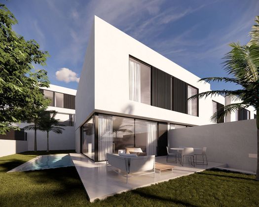 Foto 1 de Casa nova en venda a calle Las Cuadras de 3 habitacions amb jardí