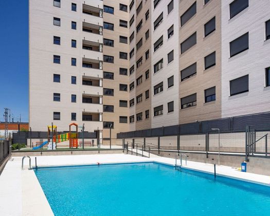 Foto 1 de Alquiler de piso nuevo en calle De Los Abogados de Atocha de 2 habitaciones con piscina y jardín