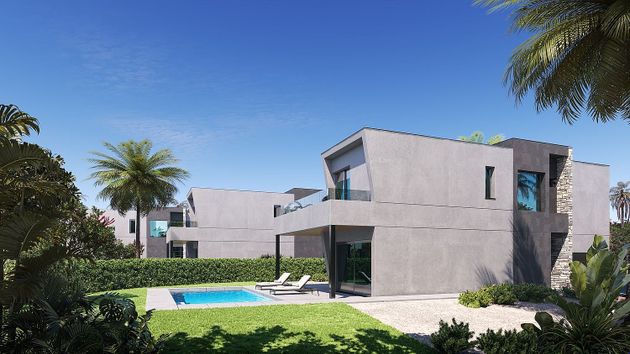Foto 1 de Casa nova en venda a urbanización Gran Sol de 3 habitacions amb piscina i jardí