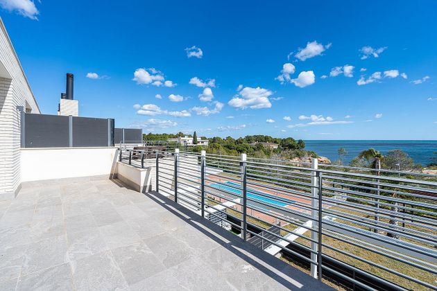 Foto 1 de Casa nova en venda a urbanización Lloc Rocas Doradas de 4 habitacions amb piscina i jardí
