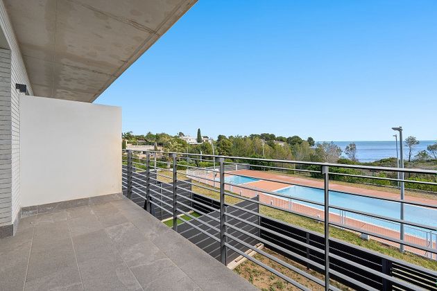 Foto 1 de Casa nova en venda a urbanización Lloc Rocas Doradas de 4 habitacions amb piscina i jardí