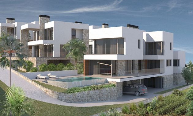 Foto 1 de Venta de casa nueva en avenida Central Las Farolas de 5 habitaciones con piscina y jardín