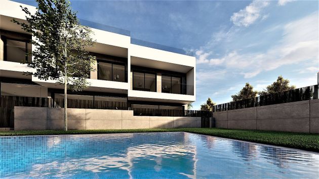 Foto 1 de Venta de casa nueva en calle Narcis de Oller i Moragas de 3 habitaciones con piscina y jardín