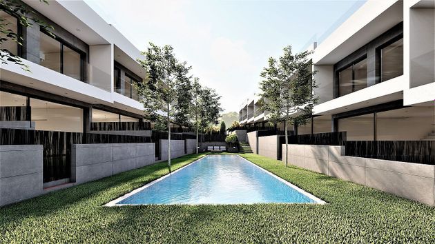 Foto 2 de Venta de casa nueva en calle Narcis de Oller i Moragas de 3 habitaciones con piscina y jardín