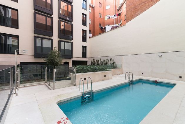 Foto 2 de Pis nou en lloguer a calle Embajadores de 2 habitacions amb piscina i aire acondicionat