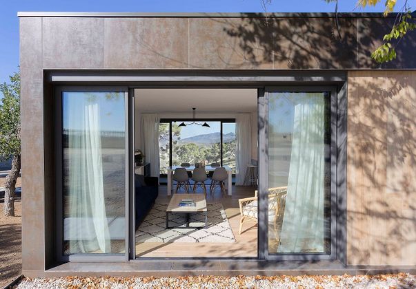 Foto 2 de Casa nova en venda a Miraflores de la Sierra de 3 habitacions amb jardí i aire acondicionat