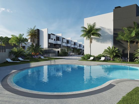 Foto 1 de Casa nova en venda a calle Margarita Salas de 4 habitacions amb piscina i jardí
