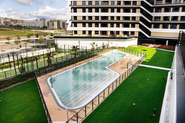 Foto 2 de Piso nuevo en alquiler en calle De Juan Antonio Samaranch de 2 habitaciones con piscina y jardín