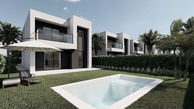 Foto 2 de Casa nova en venda a calle Algar de 4 habitacions amb piscina i jardí