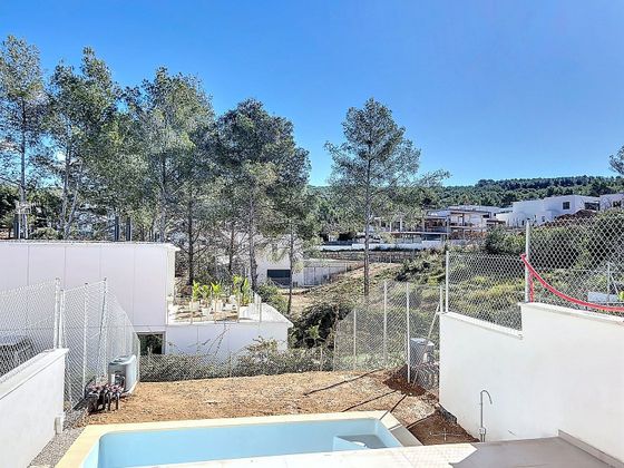 Foto 2 de Casa nova en venda a calle Del Segre de 4 habitacions amb piscina i jardí
