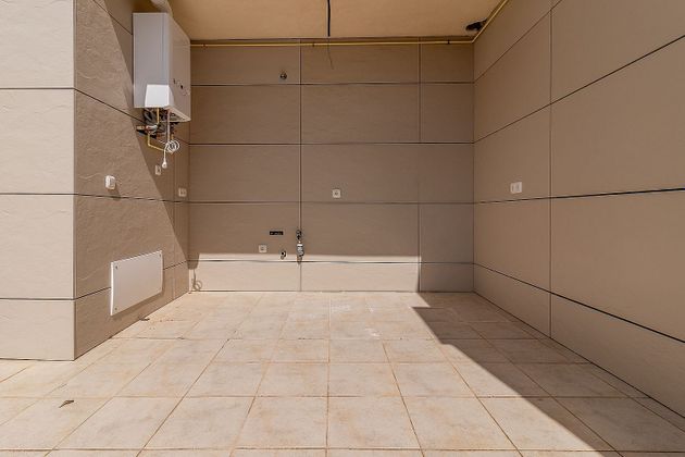 Foto 2 de Venta de piso nuevo en calle De Dulcinea de 3 habitaciones con piscina y ascensor