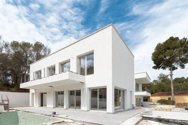 Foto 2 de Casa nova en venda a calle Turó de 5 habitacions amb piscina i jardí