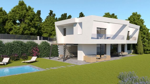 Foto 2 de Venta de casa nueva en calle Milans del Bosch de 4 habitaciones con piscina y jardín