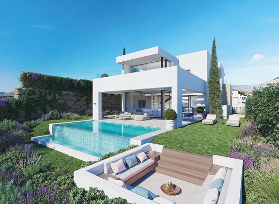 Foto 1 de Casa nova en venda a calle Estepona Golf de 3 habitacions amb piscina i jardí