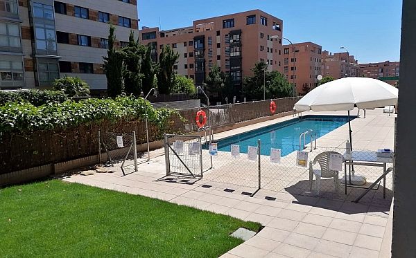 Foto 2 de Pis en lloguer a calle Archiduque Alberto de 3 habitacions amb piscina i garatge