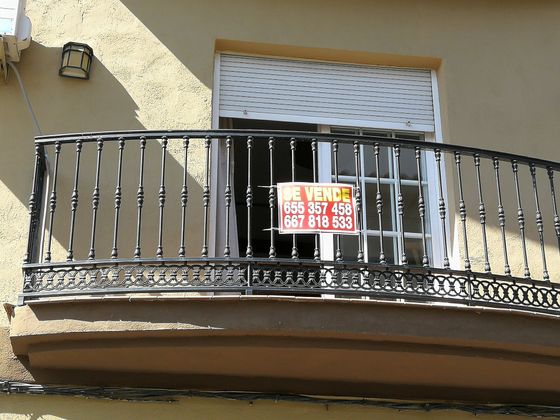 Foto 1 de Venta de casa adosada en calle Cruz de 8 habitaciones con terraza y garaje