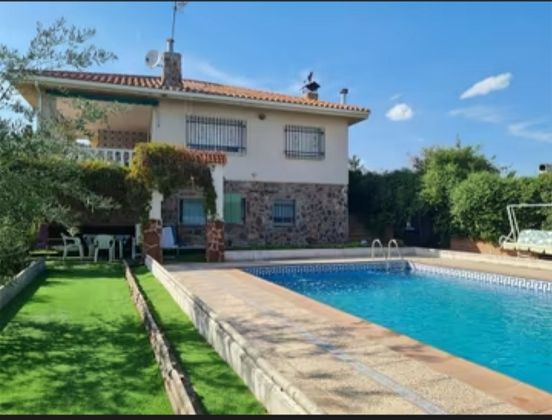 Foto 1 de Casa en venda a calle Nogal de 7 habitacions amb terrassa i piscina