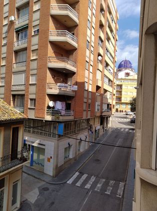 Foto 1 de Venta de piso en calle Jaime Primero de 3 habitaciones con terraza y balcón