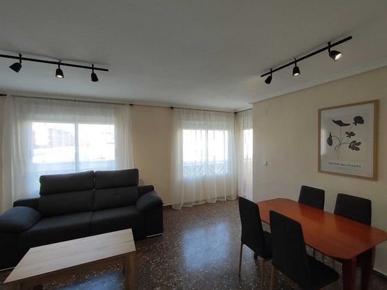 Foto 2 de Piso en alquiler en calle Olof Palme de 3 habitaciones con muebles y balcón
