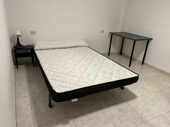 Foto 1 de Compartir piso en calle República Argentina de 4 habitaciones con muebles