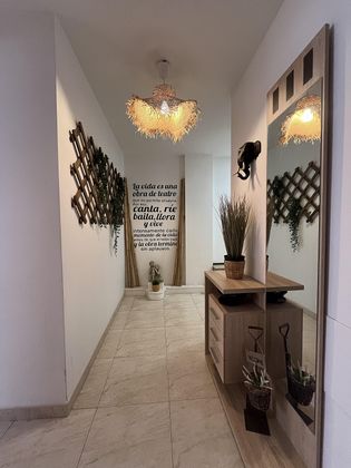 Foto 2 de Pis en venda a calle Sicilia de 3 habitacions amb garatge i mobles