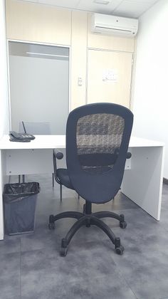 Foto 2 de Oficina en lloguer a avenida Olof Palme amb mobles i calefacció