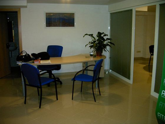 Foto 2 de Oficina en venda a avenida Pio XII de 3 habitacions amb aire acondicionat