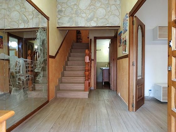 Foto 1 de Casa adosada en venta en calle Benito Perez Galdos de Pinoso Alicante de 3 habitaciones con garaje y muebles