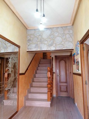 Foto 2 de Casa adosada en venta en calle Benito Perez Galdos de Pinoso Alicante de 3 habitaciones con garaje y muebles
