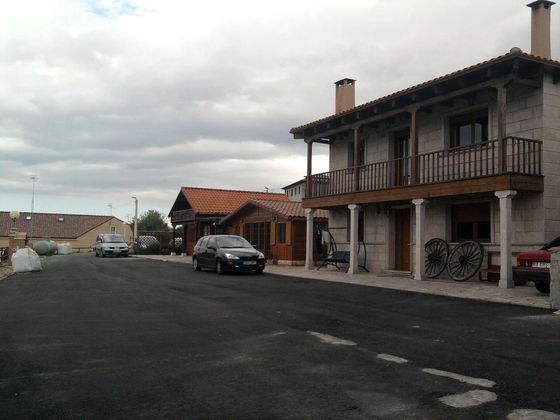 Foto 2 de Venta de chalet en Villagatón de 10 habitaciones con piscina y garaje