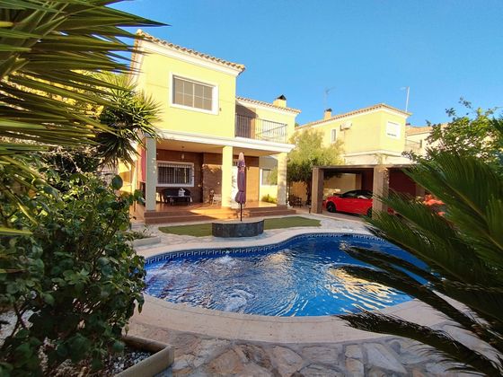 Foto 1 de Venta de chalet en calle Santa Elena de 3 habitaciones con terraza y piscina