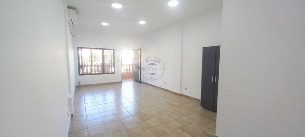 Foto 2 de Oficina en alquiler en avenida Avda de la Constitución de 2 habitaciones con aire acondicionado
