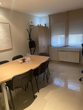 Foto 1 de Alquiler de oficina en calle Josep Aparici de 3 habitaciones con muebles y aire acondicionado