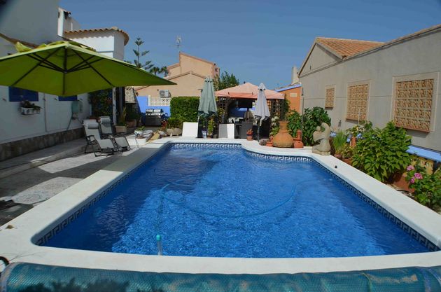 Foto 1 de Villa en venta en calle Sagitario de 4 habitaciones con terraza y piscina