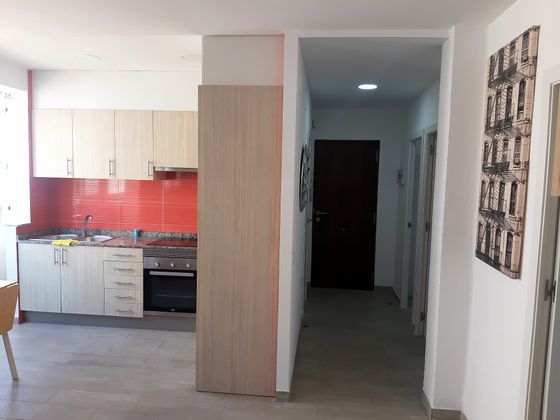 Foto 2 de Apartamento en alquiler en avenida Malvarrosa de 3 habitaciones con muebles y balcón
