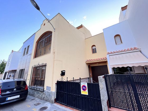 Foto 1 de Casa adossada en venda a calle Águila de 4 habitacions amb garatge i balcó