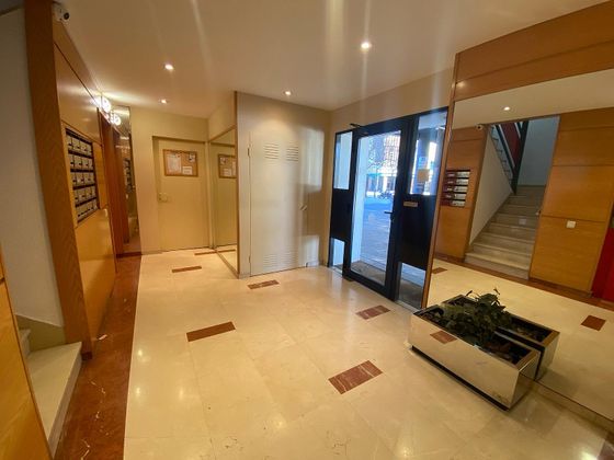 Foto 2 de Venta de piso en calle Josep Renom de 2 habitaciones con aire acondicionado y calefacción