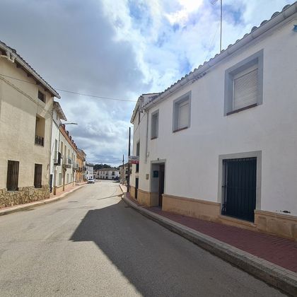 Foto 1 de Casa rural en venda a calle Ladislao López de 5 habitacions amb mobles